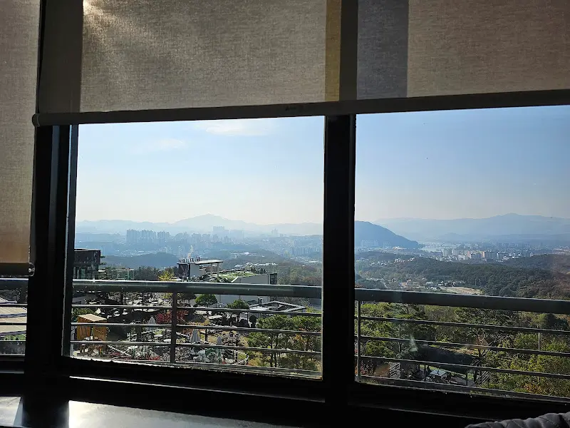 햇살 가득한 내부