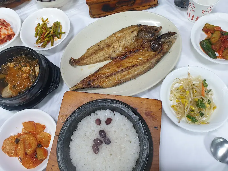 생선구이와 돌솥밥의 조화