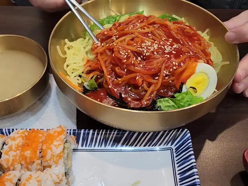 쫄면과 캘리포니아 롤