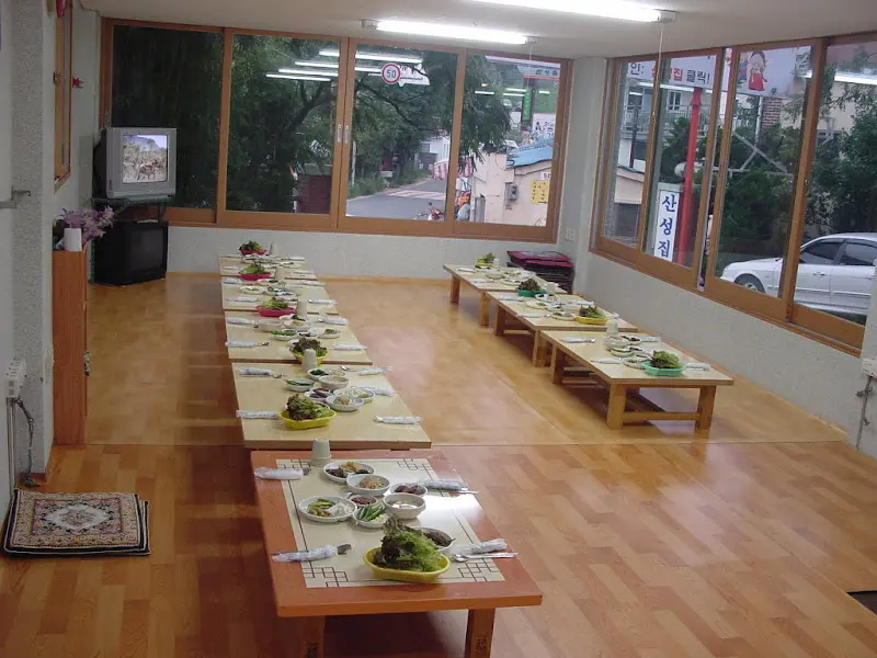 넓은 식당 내부