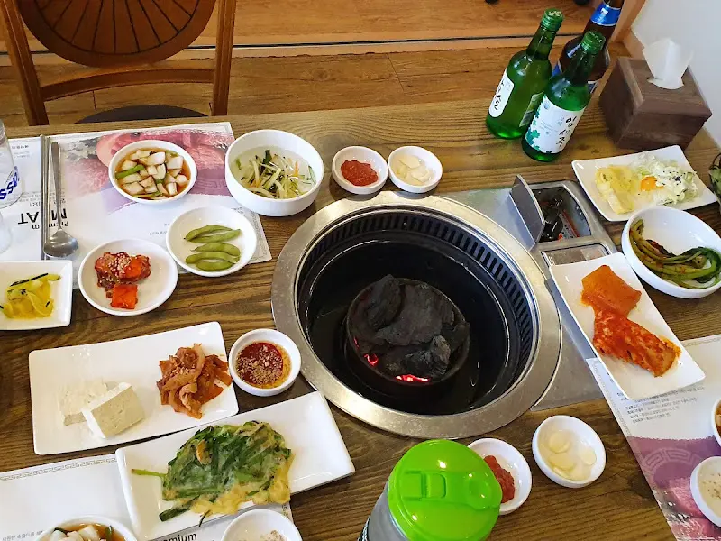 숯불과 함께 차려진 푸짐한 테이블