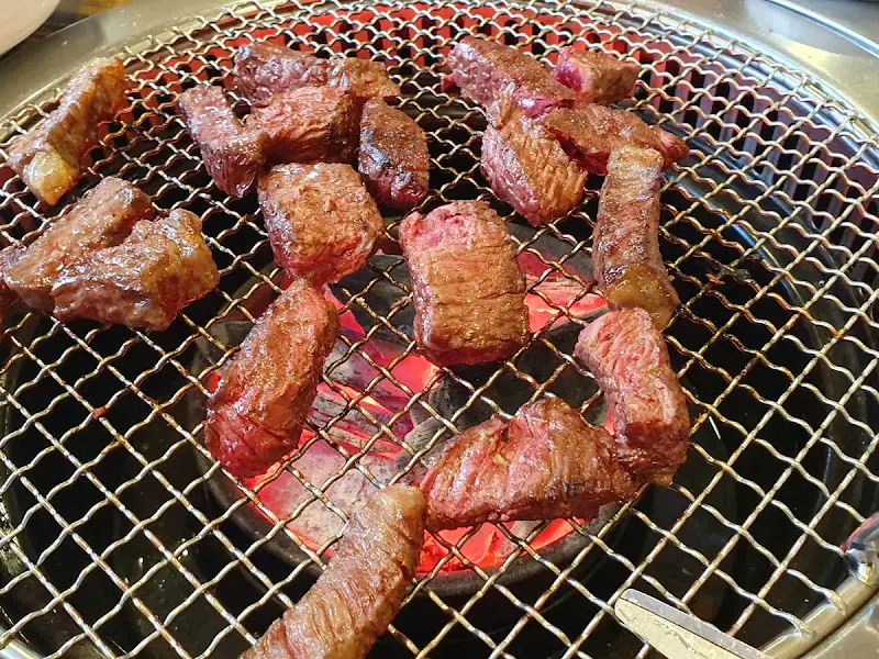 숯불 위에서 맛있게 익어가는 소고기
