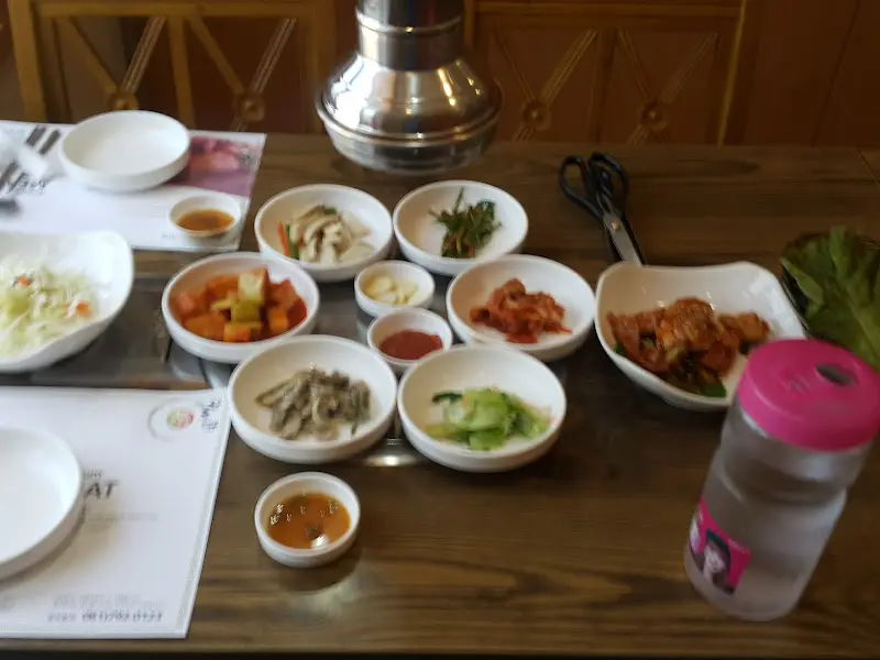 푸짐하게 차려진 밑반찬