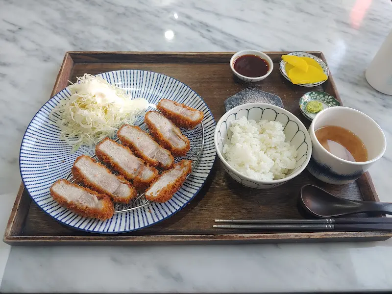 돈카츠 정식 한 상 차림