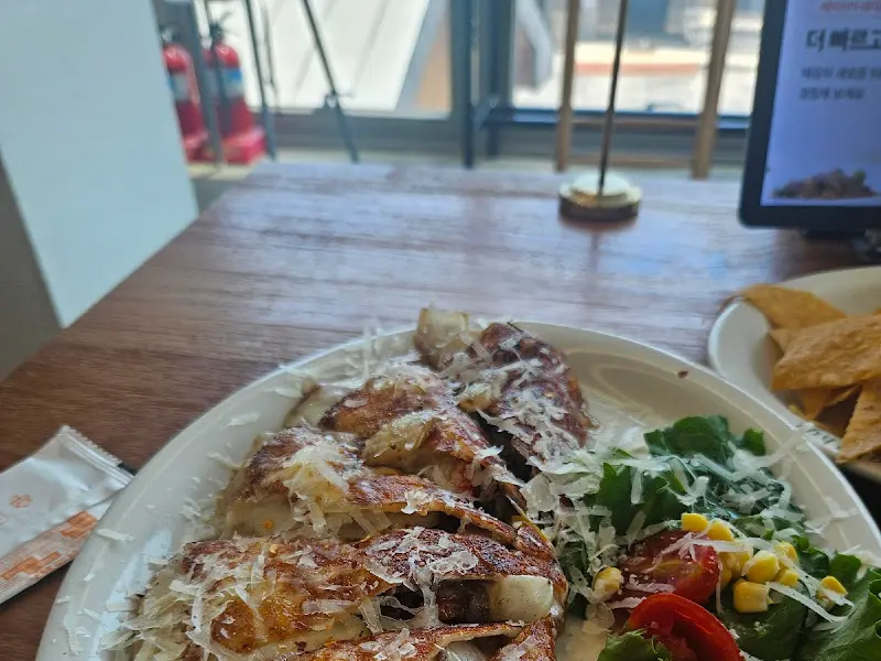 퀘사디아 단면, 풍부한 속재료가 인상적이다.