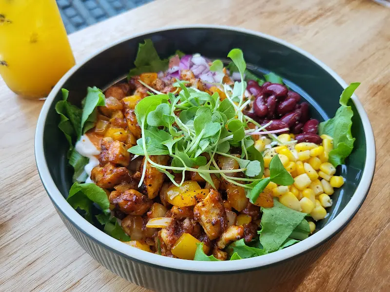 신선한 채소가 듬뿍 들어간 샐러드