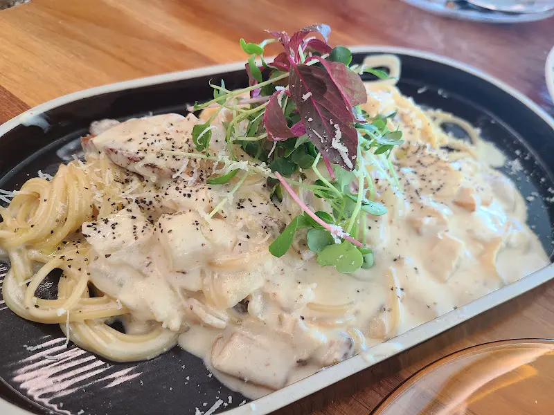 크림 파스타 위에 올려진 신선한 채소