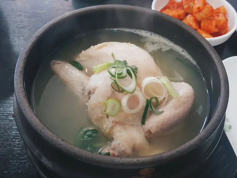 뚝배기에 담긴 삼계탕