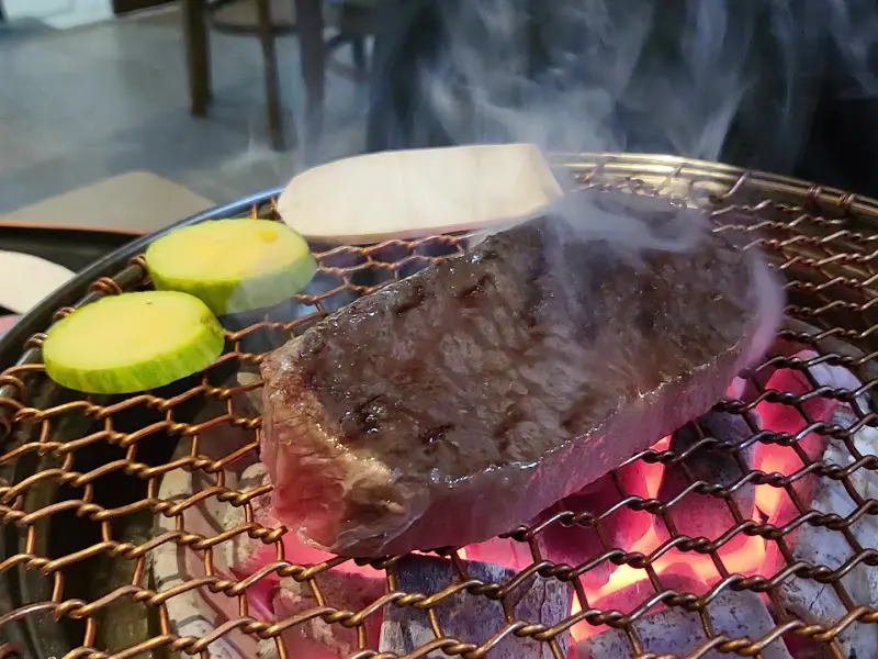 숯불 위에서 구워지는 한우