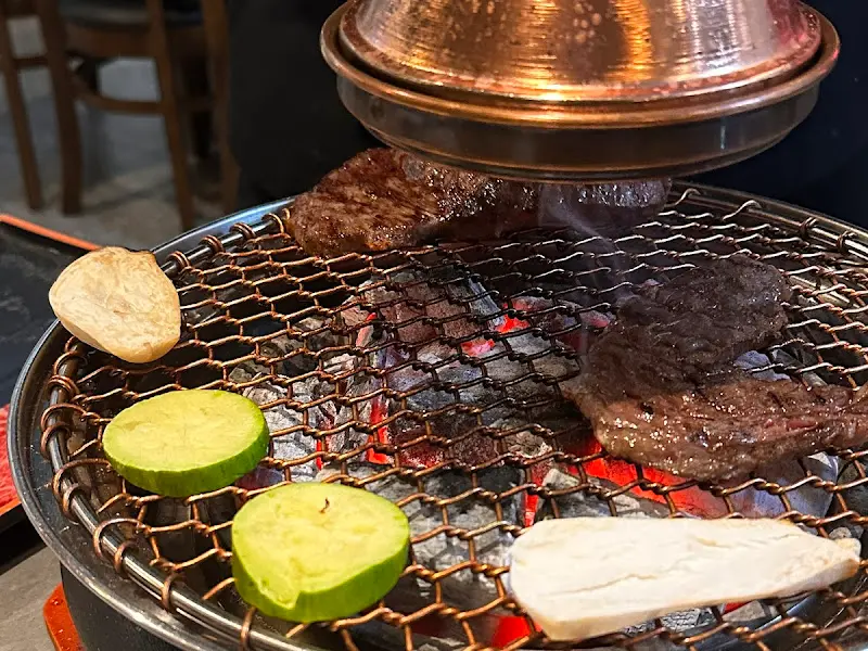 노릇하게 구워진 버섯과 애호박