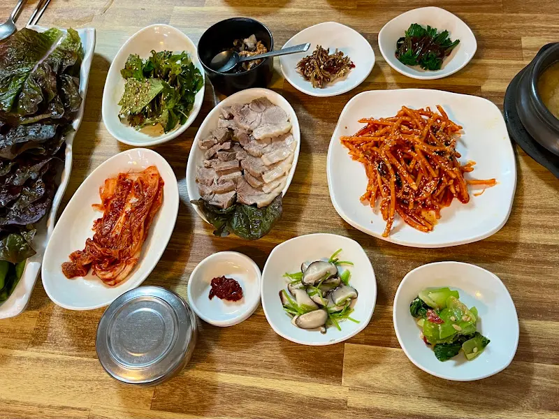 테이블 가득찬 한 상 차림