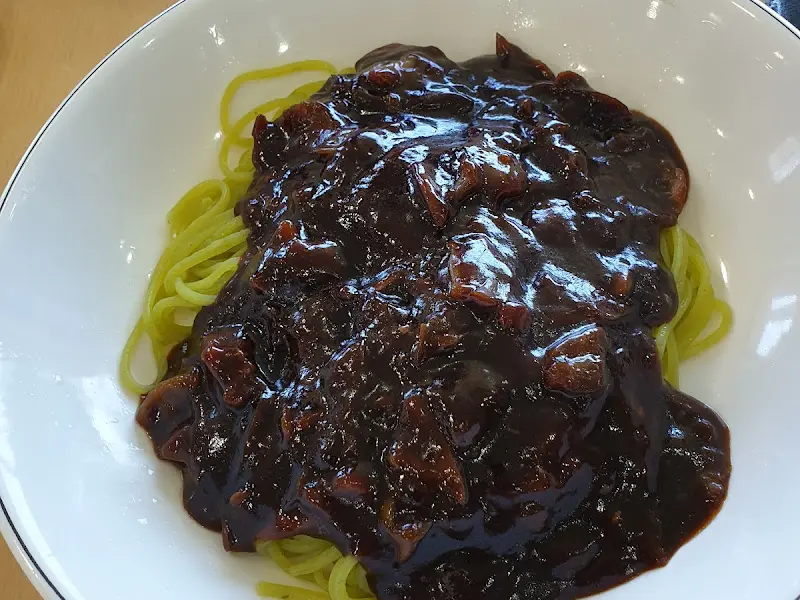 윤기 넘치는 짜장면