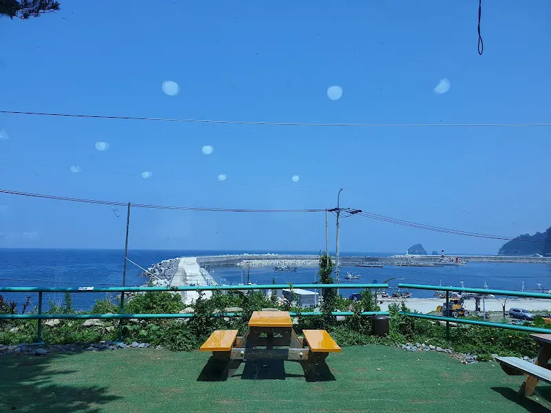 푸른 바다를 배경으로 한 테이블