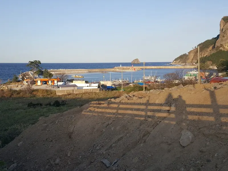 롯지번 앞 현포항 풍경