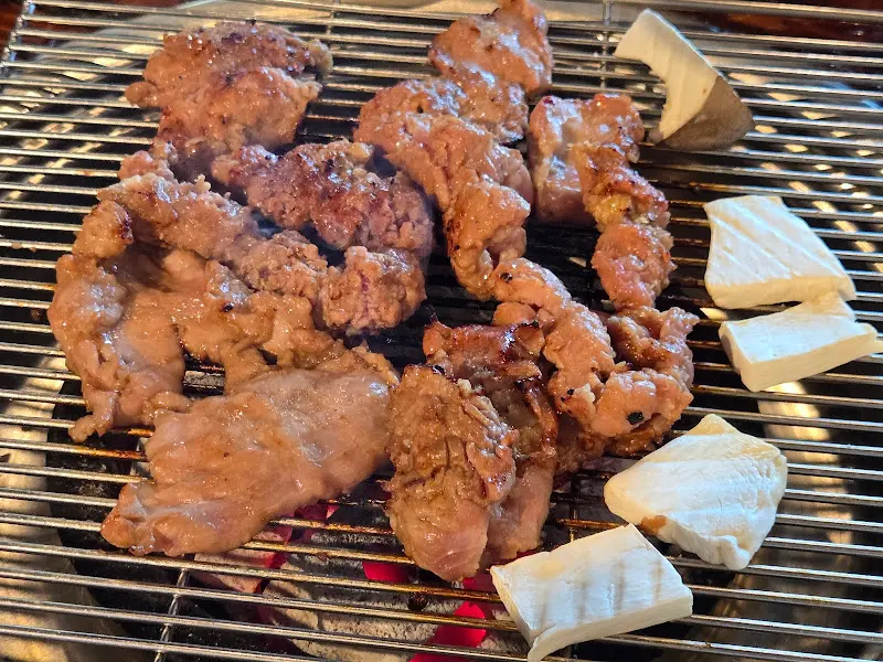 석쇠 위에서 맛있게 구워지고 있는 오돌뼈