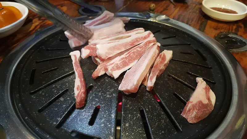 숯불 위에서 맛있게 구워지고 있는 갈매기살