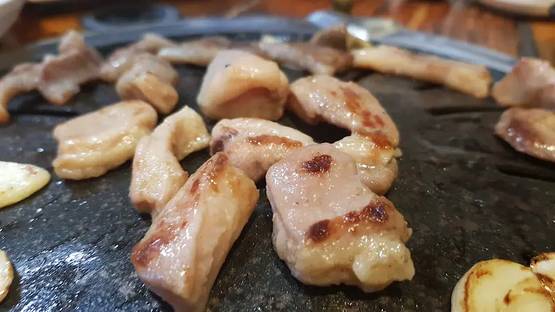 숯불 위에서 맛있게 구워지고 있는 오돌뼈
