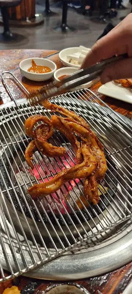 불판 위에 올려진 꼼장어