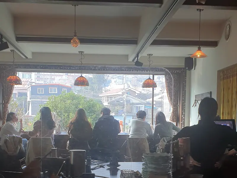 창밖으로 보이는 유달산 풍경