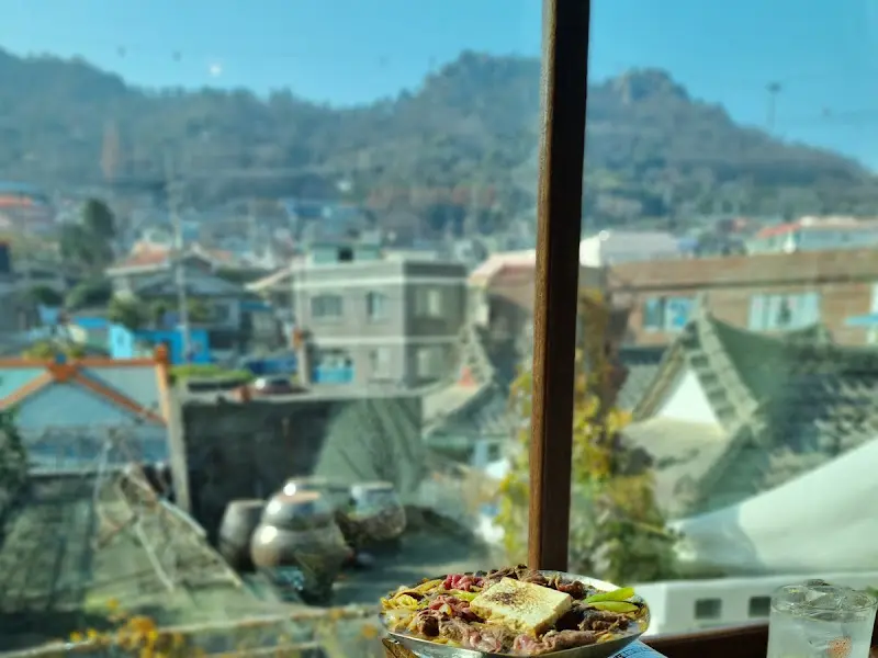 유달산을 배경으로 한 음식 사진