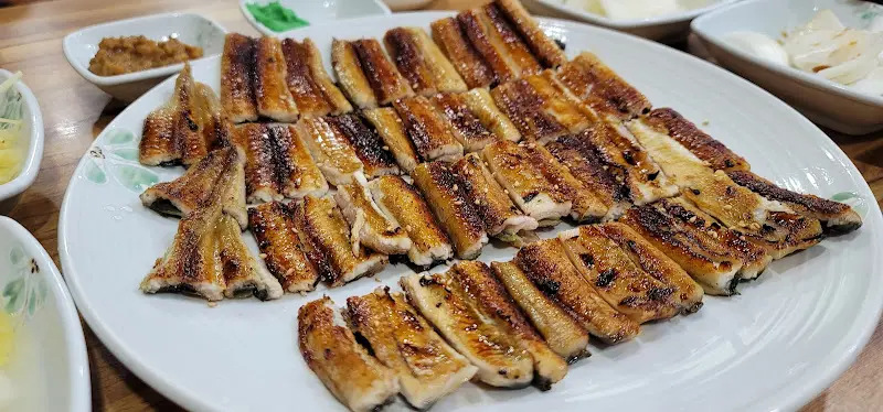 노릇노릇 구워진 장어