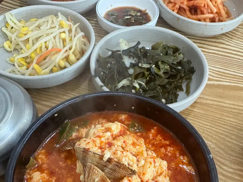 뚝배기 안에서 보글보글 끓는 순두부찌개