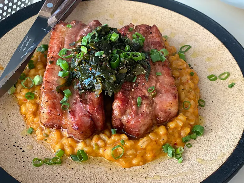 두툼한 고기가 인상적인 메뉴