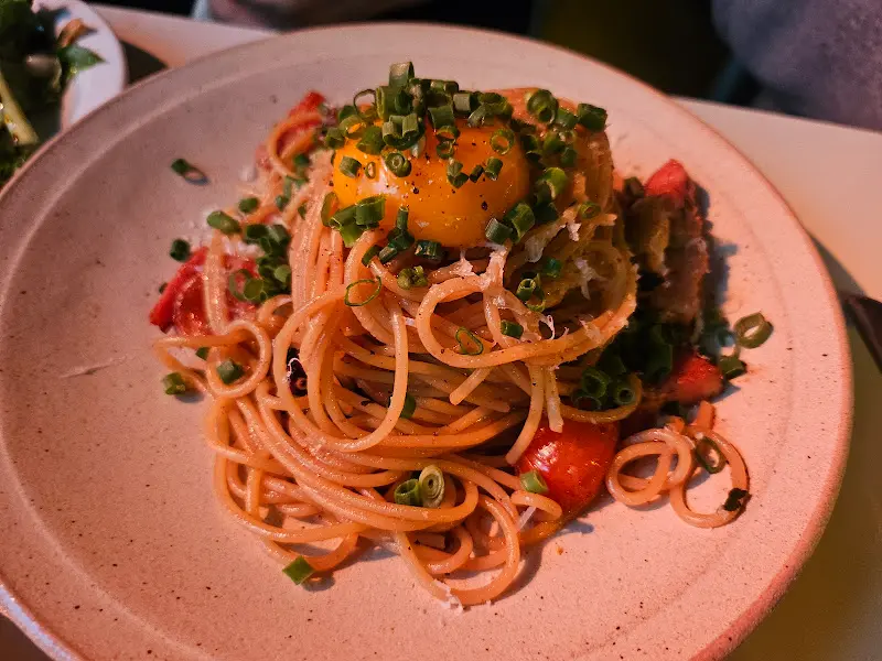 노른자가 톡 터지기 직전의 파스타