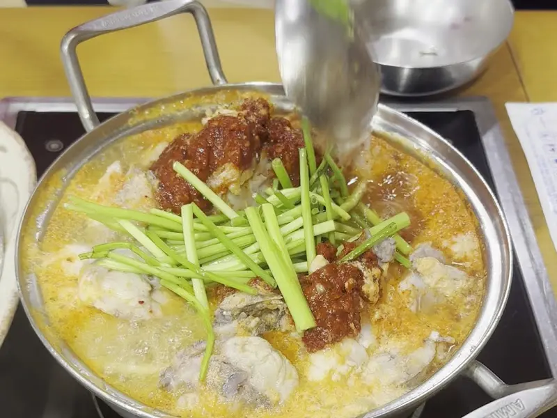 미나리와 다진 마늘이 듬뿍 올려진 복어 매운탕