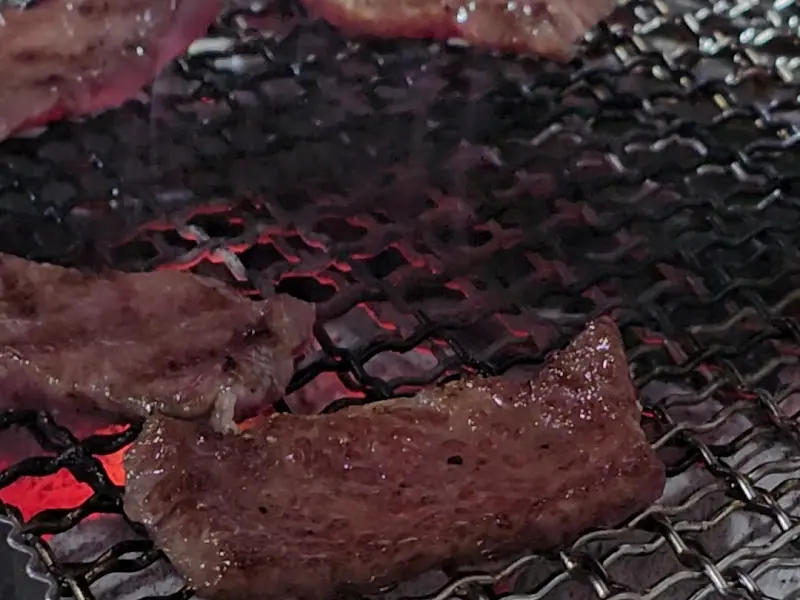 불판 위에서 익어가는 갈비살