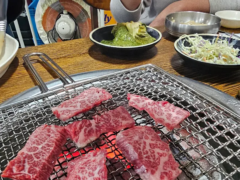 불판 위에서 익어가는 소고기