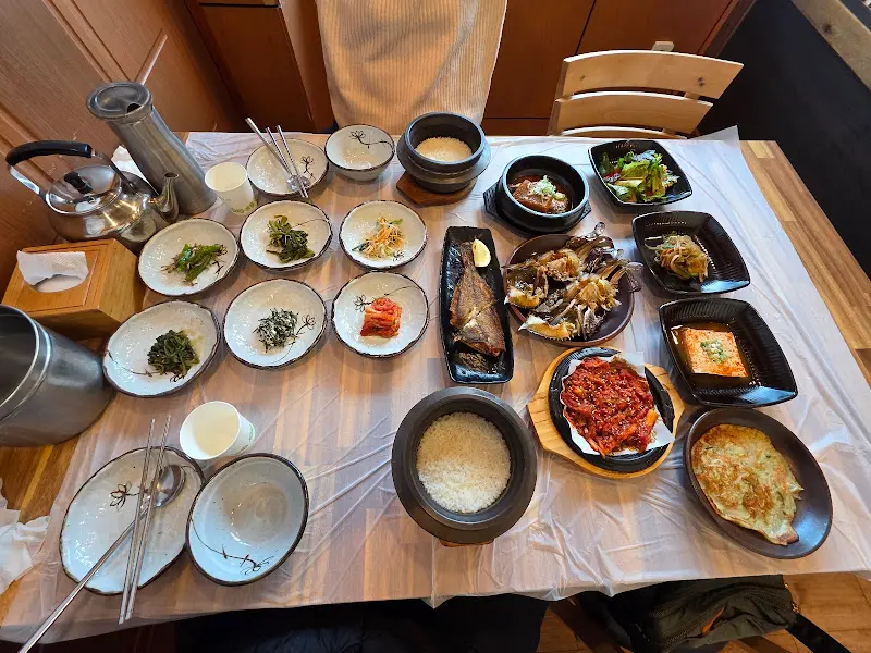 돌솥밥과 다양한 반찬들