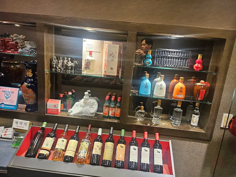 다양한 술병이 진열된 모습