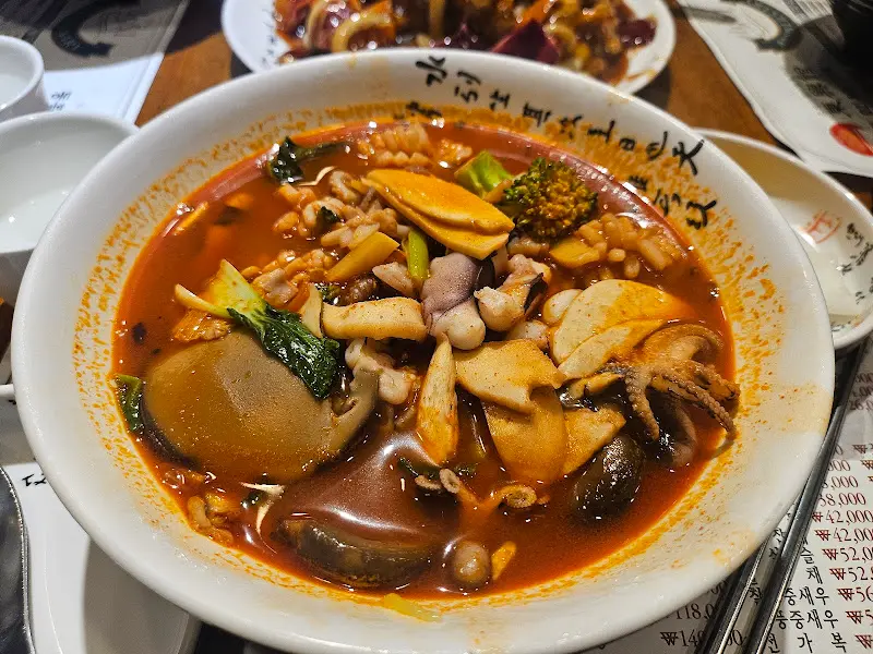 다채로운 해산물이 돋보이는 삼선짬뽕