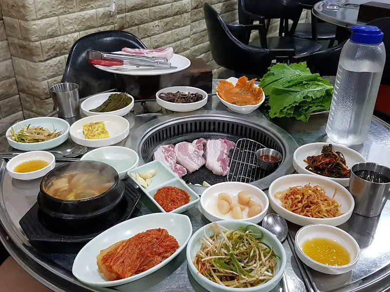 푸짐하게 차려진 밑반찬과 흑돼지 삼겹살 한 상 차림