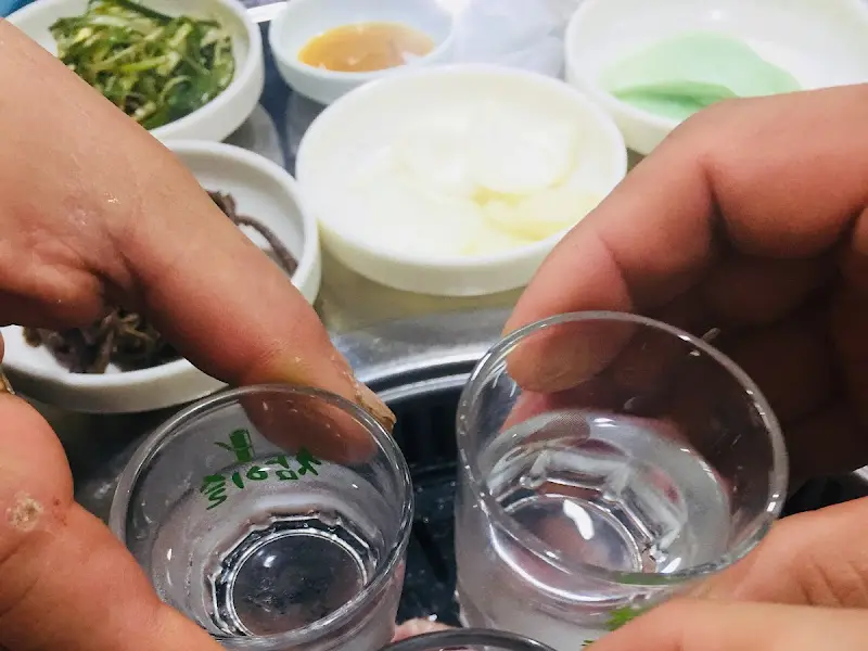 시원한 소주 한 잔과 함께 즐기는 흑돼지 삼겹살