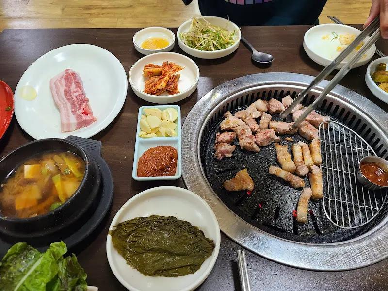 불판 위에서 맛있게 구워지는 삼겹살