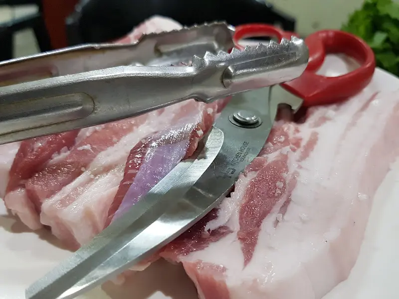 잘 익은 삼겹살을 자르는 모습