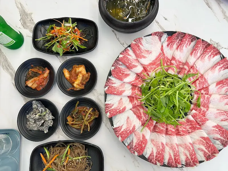 차돌박이 구절판과 밑반찬 전체샷