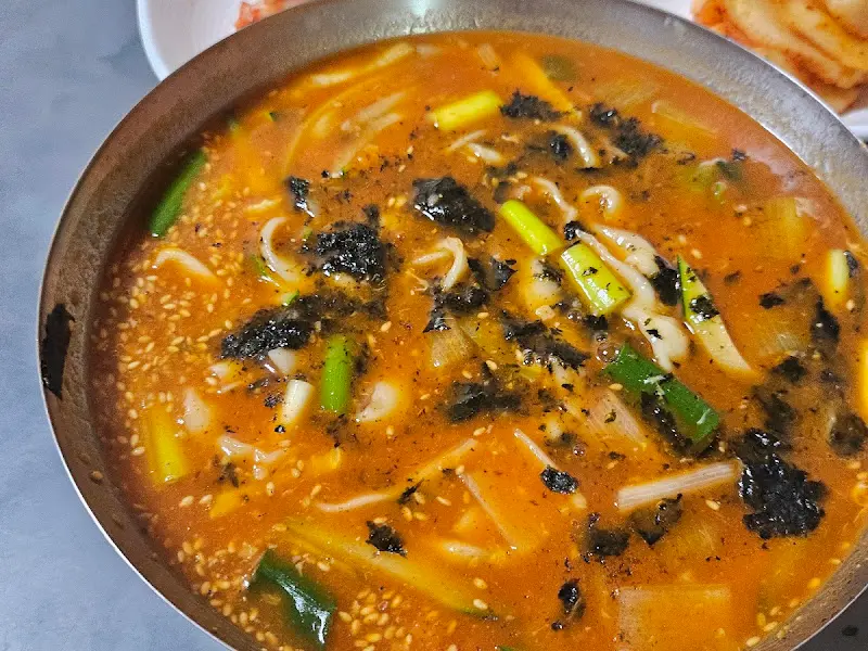 장칼국수의 붉은 국물과 김가루