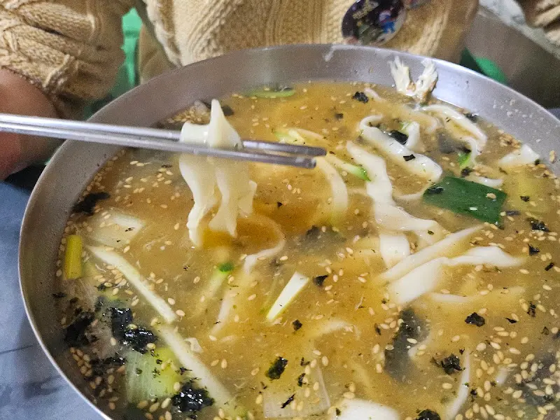 쫄깃한 면발을 들어올린 모습