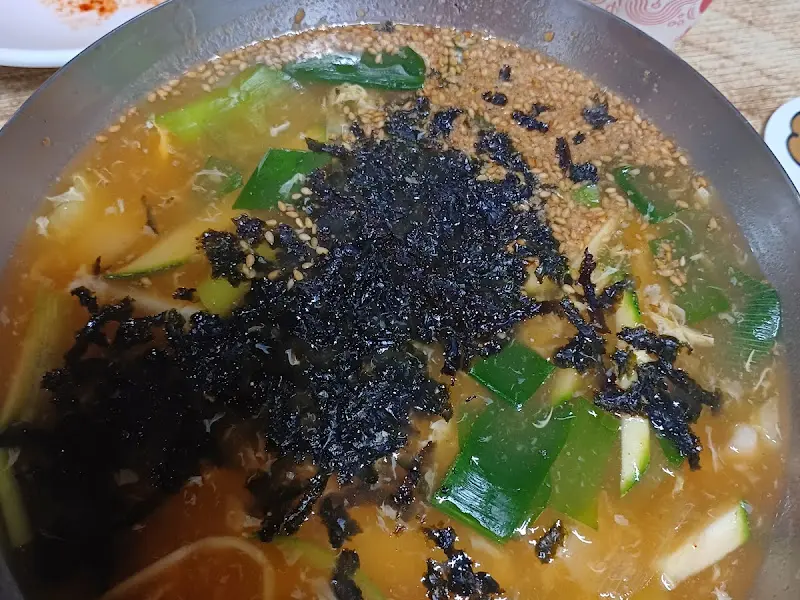 김가루와 깨가 듬뿍 뿌려진 장칼국수