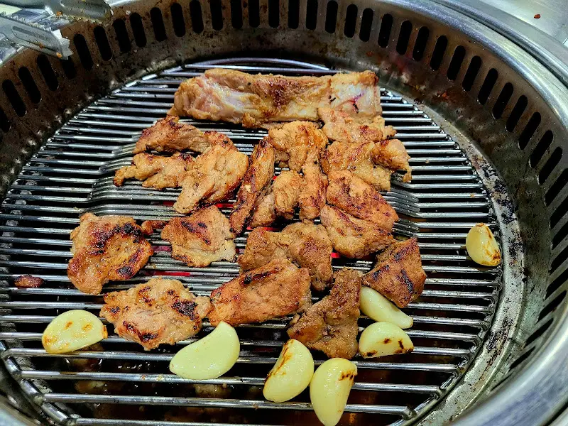 숯불 위에 익어가는 돼지갈비