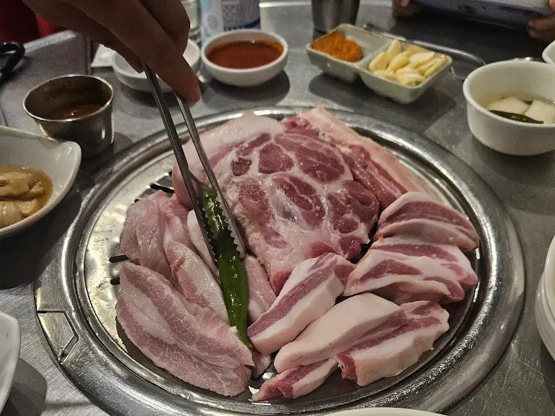 흑돼지 근고기 굽는 모습