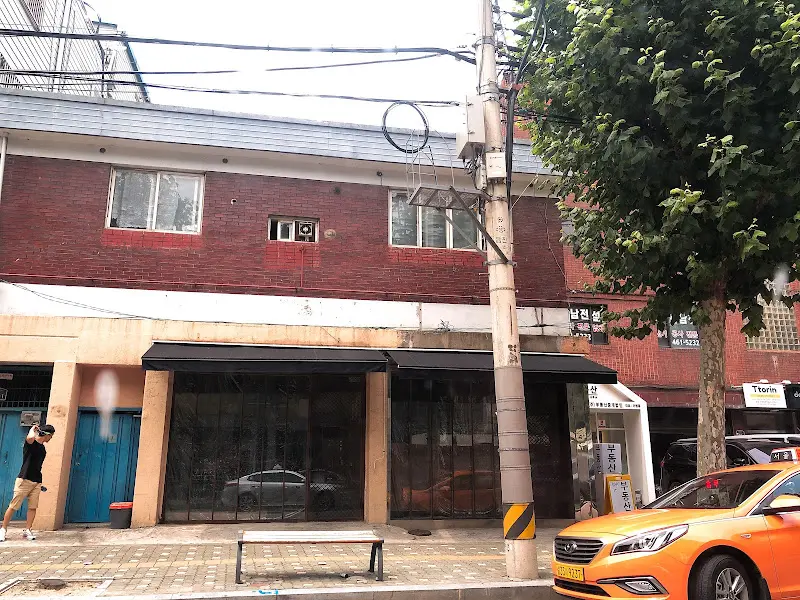 간판없는집 외관