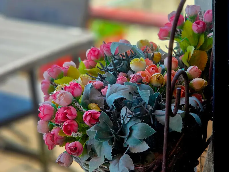 카페 입구의 꽃 장식