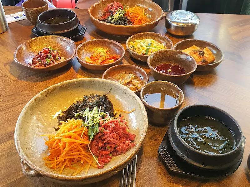 몽뜰 육회비빔밥과 밑반찬