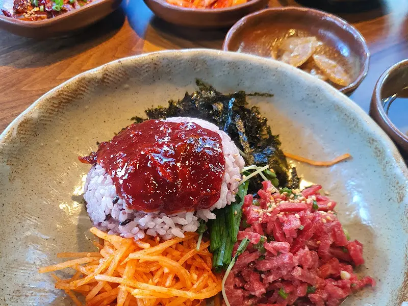 몽뜰 육회비빔밥 비비기 전