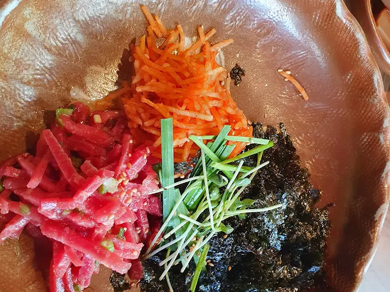 몽뜰 육회비빔밥 근접 촬영
