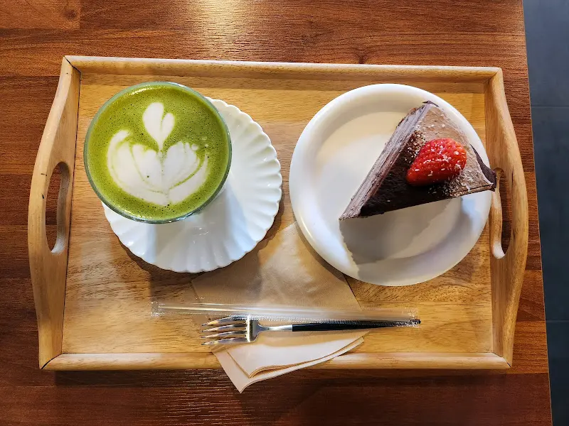 말차 라떼와 초코 크레이프 케이크